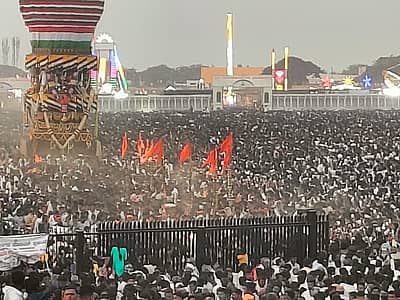 ಅಪಾರ ಭಕ್ತರ ಸಮ್ಮುಖದಲ್ಲಿ ತೇರು ಸಾಗಿದ ದೃಶ್ಯ