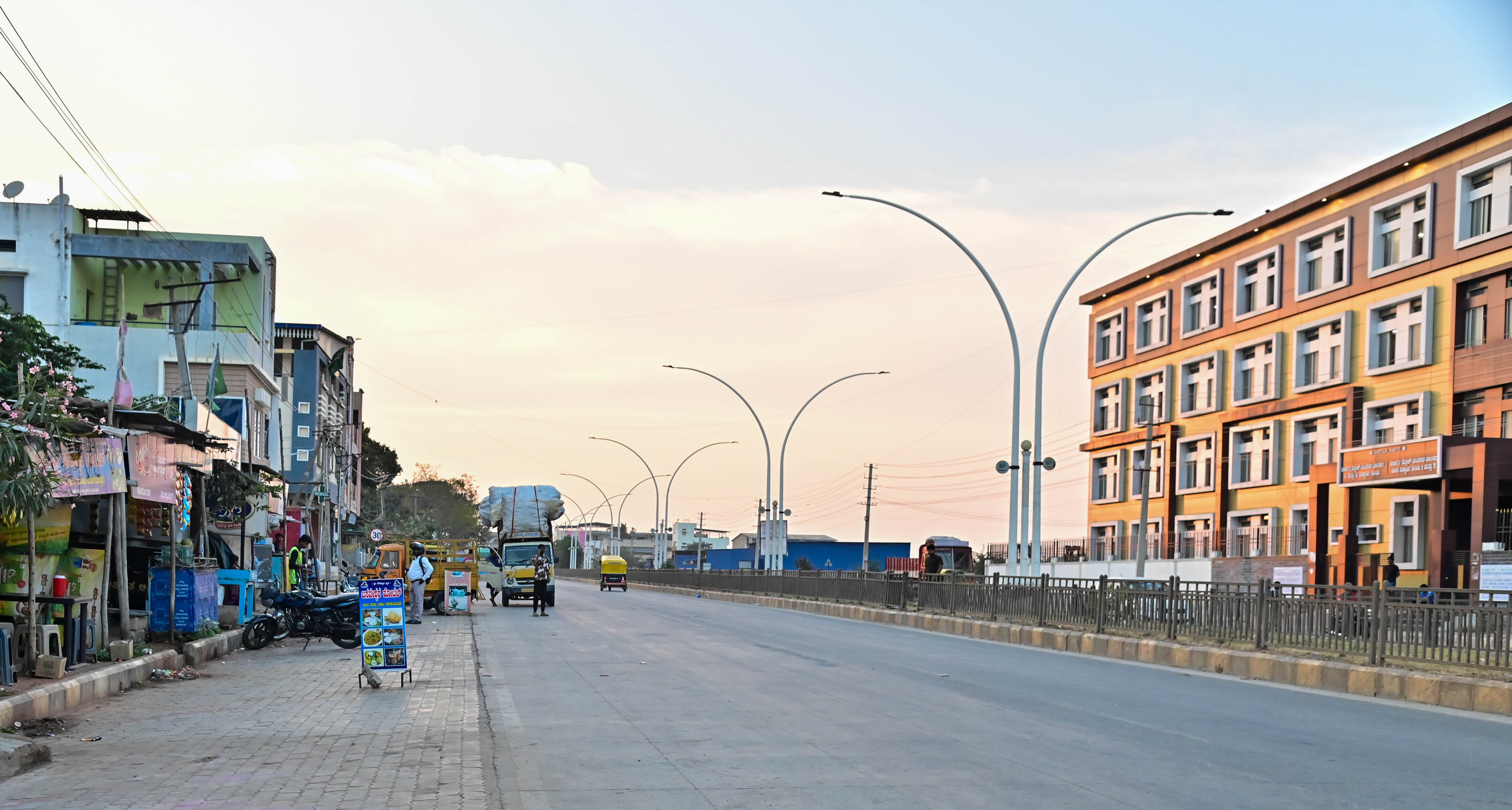 ದಾವಣಗೆರೆಯ ಎಸ್‌ಪಿಎಸ್‌ ನಗರ ಮುಖ್ಯರಸ್ತೆಯಲ್ಲಿನ ಸರ್ಕಾರಿ ಬಾಲಕರ ವಿದ್ಯಾರ್ಥಿ ನಿಲಯದ ಮುಂಭಾಗದಲ್ಲಿ ತಂಬಾಕು ಉತ್ಪನ್ನ ಮಾರಾಟ ಮಾಡುವ ಅಂಗಡಿಗಳು –ಪ್ರಜಾವಾಣಿ ಚಿತ್ರ