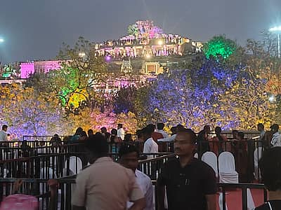 ಬೆಳಕಿನ ಅಲಂಕಾರದಲ್ಲಿ ಗವಿಮಠ ಕಂಗೊಳಿಸುತ್ತಿತ್ತು.