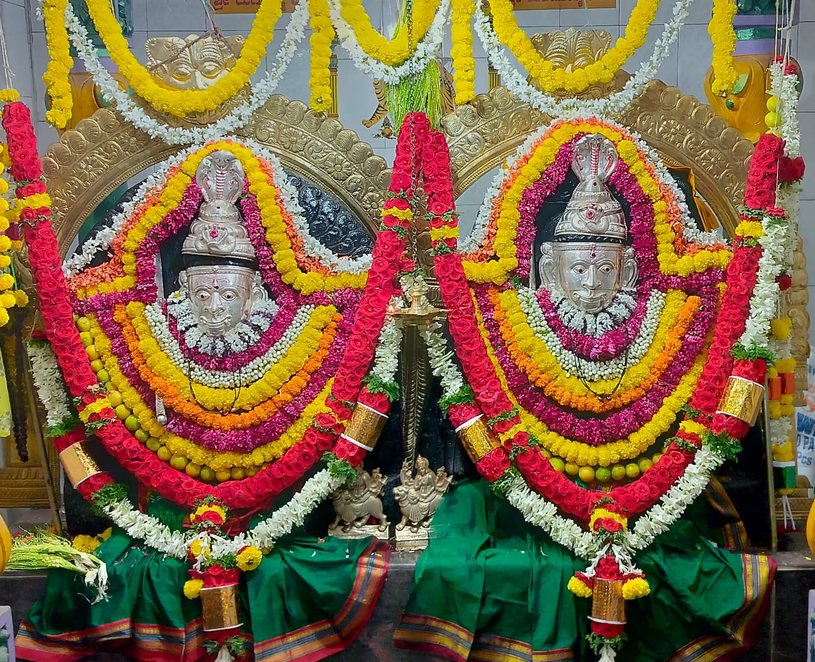 ಹೊನ್ನಾಳಿ ಪಟ್ಟಣದ ಶ್ರೀ ದುರ್ಗಮ್ಮ ದೇವಿ ಹಾಗೂ ಶ್ರೀ ಮರಿಯಮ್ಮ ದೇವಿಗೆ ಬೆಳ್ಳಿಮುಖ ಹಾಗೂ ಹಸಿರು ತೊಡಿಸಿ ವಿವಿಧ ಬಣ್ಣಗಳ ಹೂವಿನ ಹಾರದಿಂದ ಅಲಂಕಾರ ಮಾಡಿರುವುದು. 