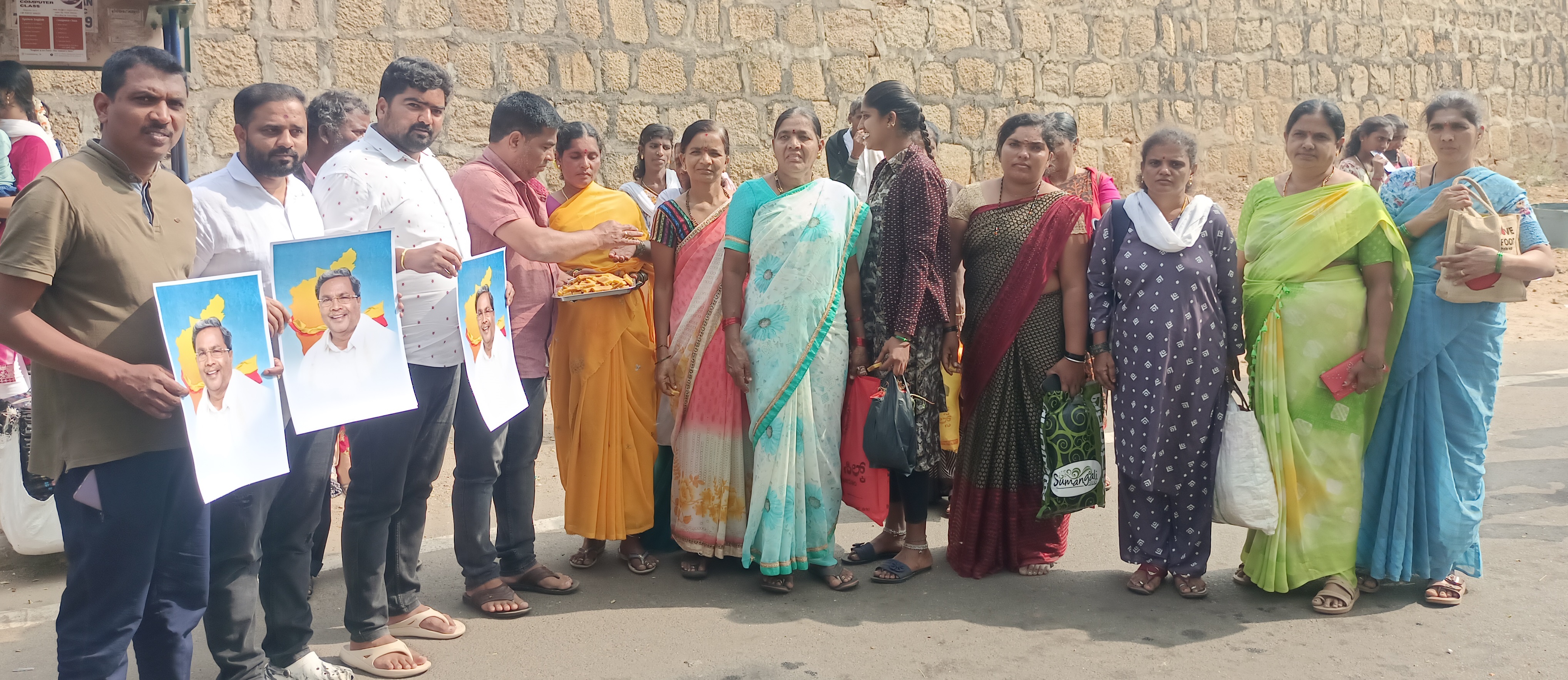 ನಗರದ ಬಸ್‌ ನಿಲ್ದಾಣದಲ್ಲಿ ಕೃಷ್ಣರಾಜ ಯುವ ಬಳಗದ ಸದಸ್ಯರು ಪ್ರಯಾಣಿಕರಿಗೆ ಮೈಸೂರು ಪಾಕ್ ವಿತರಿಸಿದರು. ಕರುಣಾಮಯಿ ವಿಷ್ಣು ಅಭಿಮಾನಿ ಬಳಗದ ಅಧ್ಯಕ್ಷ ಎಸ್.ಎನ್.ರಾಜೇಶ್ ಕೃಷ್ಣರಾಜ ಯುವ ಬಳಗದ ಅಧ್ಯಕ್ಷ ನವೀನ್ ಕೆಂಪಿ ಕನಕದಾಸ ಸಹಕಾರಿ ಸಂಘದ ನಿರ್ದೇಶಕ ರವಿಚಂದ್ರ ರಾಕೇಶ್ ದುರ್ಗಾ ಪ್ರಸಾದ್ ರವಿನಂದನ್ ವಿನಯ್ ಕುಮಾರ್ ಹೇಮಂತ್ ರಾಜು ಪಾಲ್ಗೊಂಡಿದ್ದರು