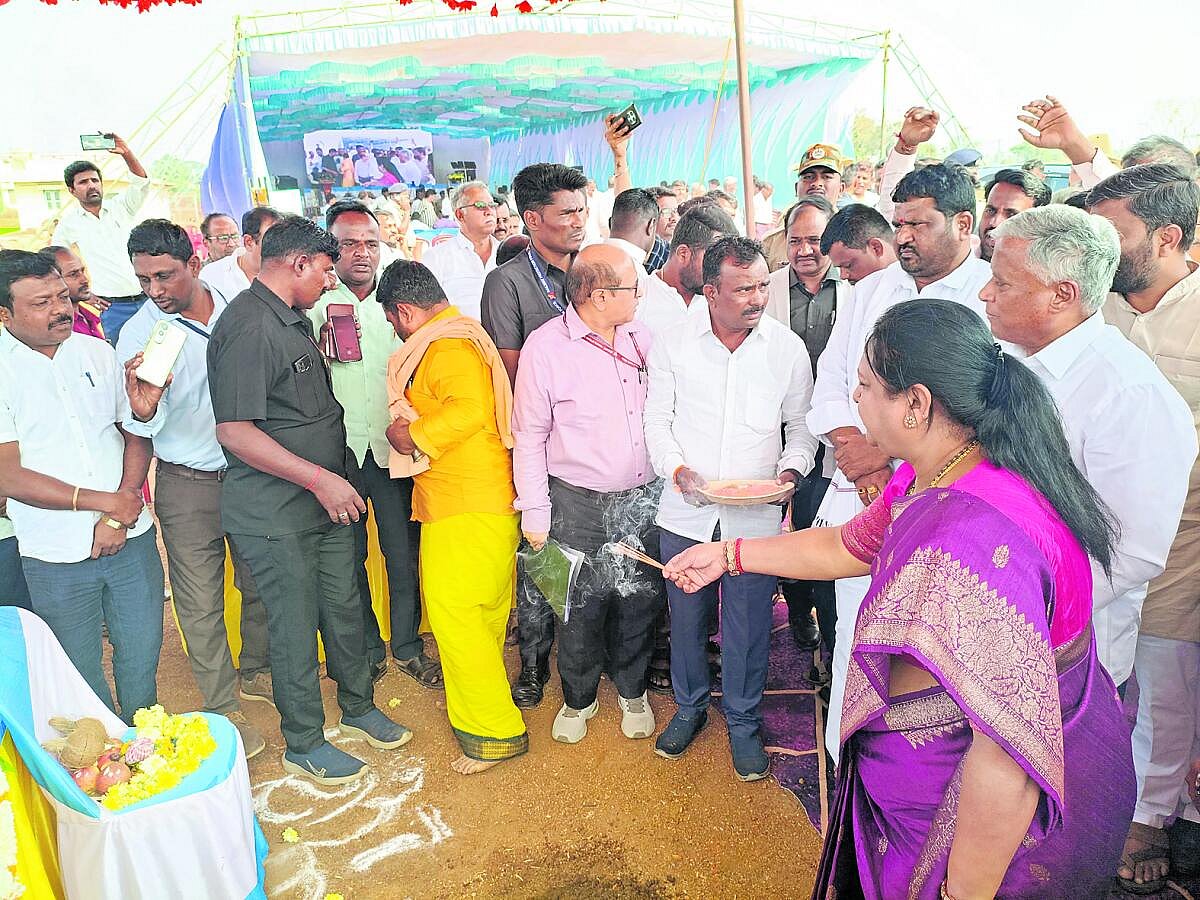 ಮುನಿರಾಬಾದ್ | ಶಂಕುಸ್ಥಾಪನೆಗೆ ‘ಕೈ’ ಕಾರ್ಯಕರ್ತರ ಅಡ್ಡಿ