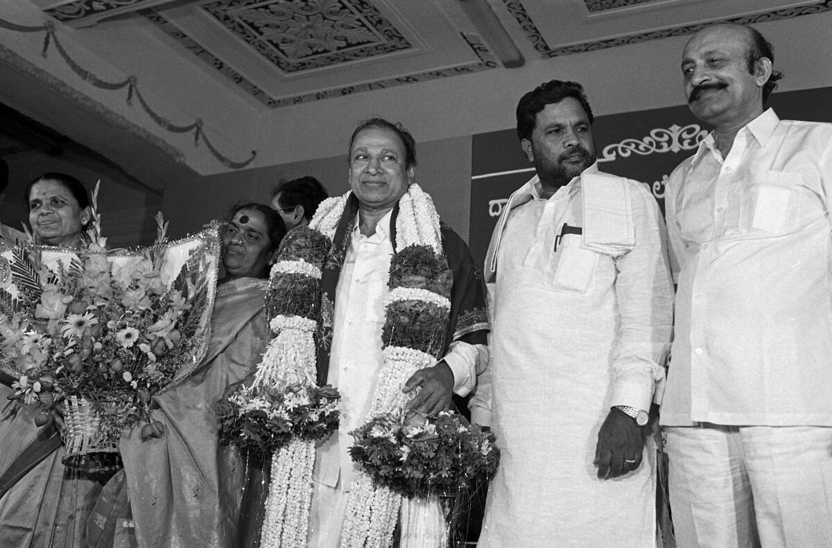 ದಾದಾ ಸಾಹೇಬ್ ಫಾಲ್ಕೆ ಪ್ರಶಸ್ತಿ ಪಡೆದ ವರನಟ ಡಾ. ರಾಜಕುಮಾರ್‌ ಅವರನ್ನು ರಾಜ್ಯ ಸರ್ಕಾರದಿಂದ ವಿಧಾನಸೌಧದಲ್ಲಿ ಅಭಿನಂದಿಸಿದ (1996ರ ಆ. 13) ಸಿದ್ದರಾಮಯ್ಯ. ಸಂಸ್ಕೃತಿ ಸಚಿವೆ ಲೀಲಾದೇವಿ ಆರ್. ಪ್ರಸಾದ್, ಪಾರ್ವತಮ್ಮ ರಾಜಕುಮಾರ್  ಹಾಗೂ ಎಂ.ಸಿ. ನಾಣಯ್ಯ ಇದ್ದಾರೆ. 