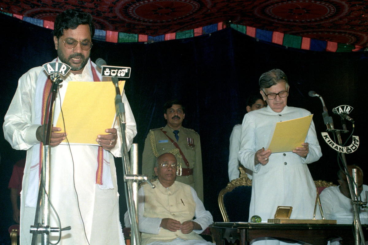1996ರ ಮೇ 31ರಂದು ಸಚಿವರಾಗಿ ರಾಜ್ಯಪಾಲ ಖುರ್ಷಿದ್ ಆಲಂಖಾನ್ ಅವರಿಂದ ಪ್ರಮಾಣ ವಚನ ಸ್ವೀಕರಿಸುತ್ತಿರುವ ಸಿದ್ದರಾಮಯ್ಯ. ಮುಖ್ಯಮಂತ್ರಿ ಜೆ.ಎಚ್. ಪಟೇಲ್ ಇದ್ದಾರೆ.