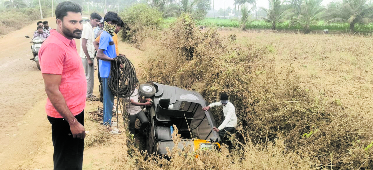 ಹಳ್ಳಕ್ಕೆ ಬಿದ್ದ ಆಟೋರಿಕ್ಷಾ