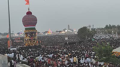 ಗವಿಮಠಕ್ಕೆ ಬರುವ ಎಲ್ಲಾ ದಿಕ್ಕುಗಳಿಂದಲೂ ಜನ ಪ್ರವಾಹದ ರೀತಿಯಲ್ಲಿ ಬರುತ್ತಿದ್ದರು. ಗೋದೂಳಿಯ ಸಮಯ ಸಮೀಪಿಸುತ್ತಿದ್ದಂತೆಯೇ ಜನ ಮಹಾರಥೋತ್ಸವಕ್ಕೆ ಸಾಕ್ಷಿಯಾಗಿ ಧನ್ಯತಾ ಭಾವ ಮೆರೆದರು.