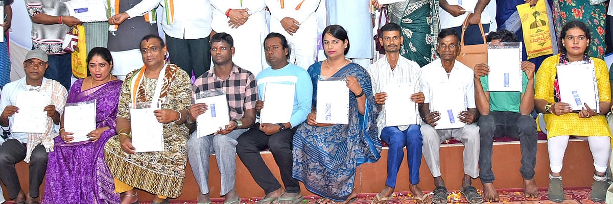 ಮೈಸೂರು: ಲಿಂಗತ್ವ ಅಲ್ಪಸಂಖ್ಯಾತರಿಗೆ ಕಾಂಗ್ರೆಸ್‌ ವಿಮಾ ‘ಹಸ್ತ’