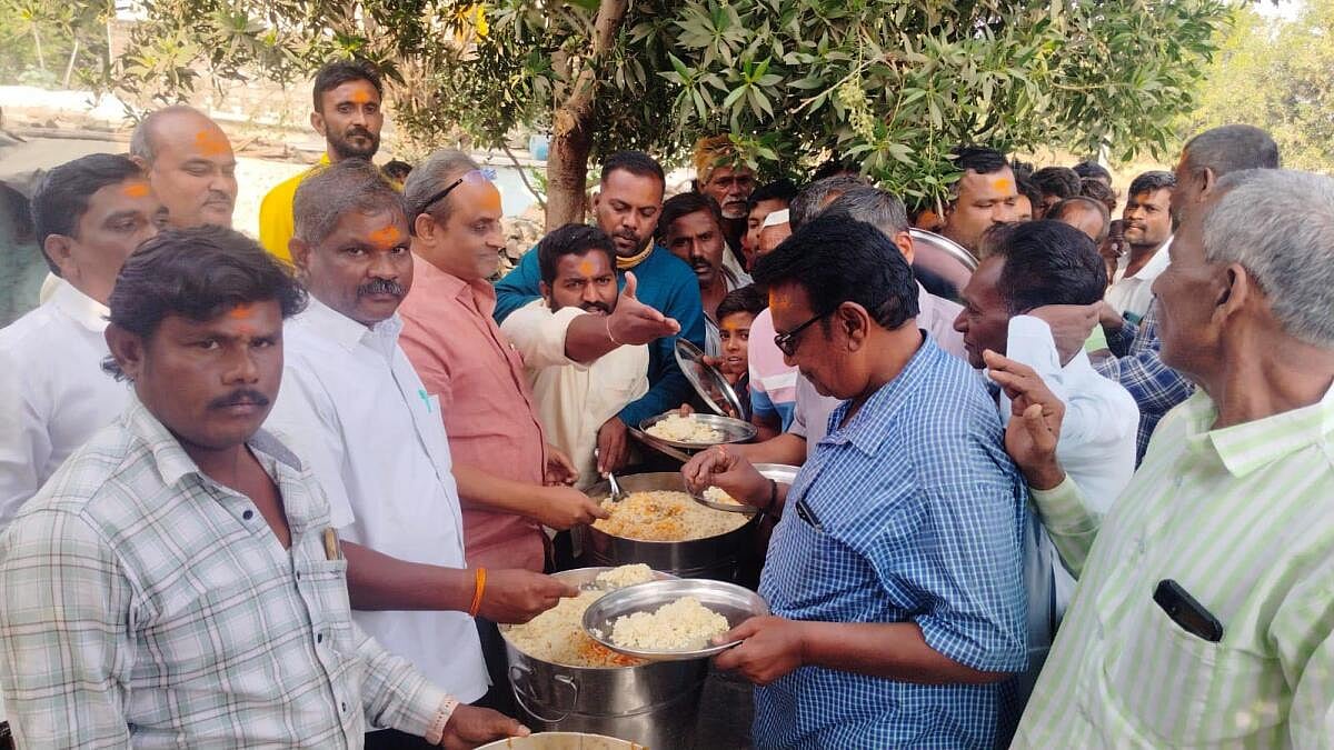 ಸುದೀರ್ಘ ಅವಧಿ ಸಿಎಂ: ಸಿದ್ದರಾಮಯ್ಯ ಅಭಿಮಾನಿಗಳಿಂದ ಸಿಂದಗಿಯಲ್ಲಿ ನಾಟಿಕೋಳಿ ಭೋಜನ