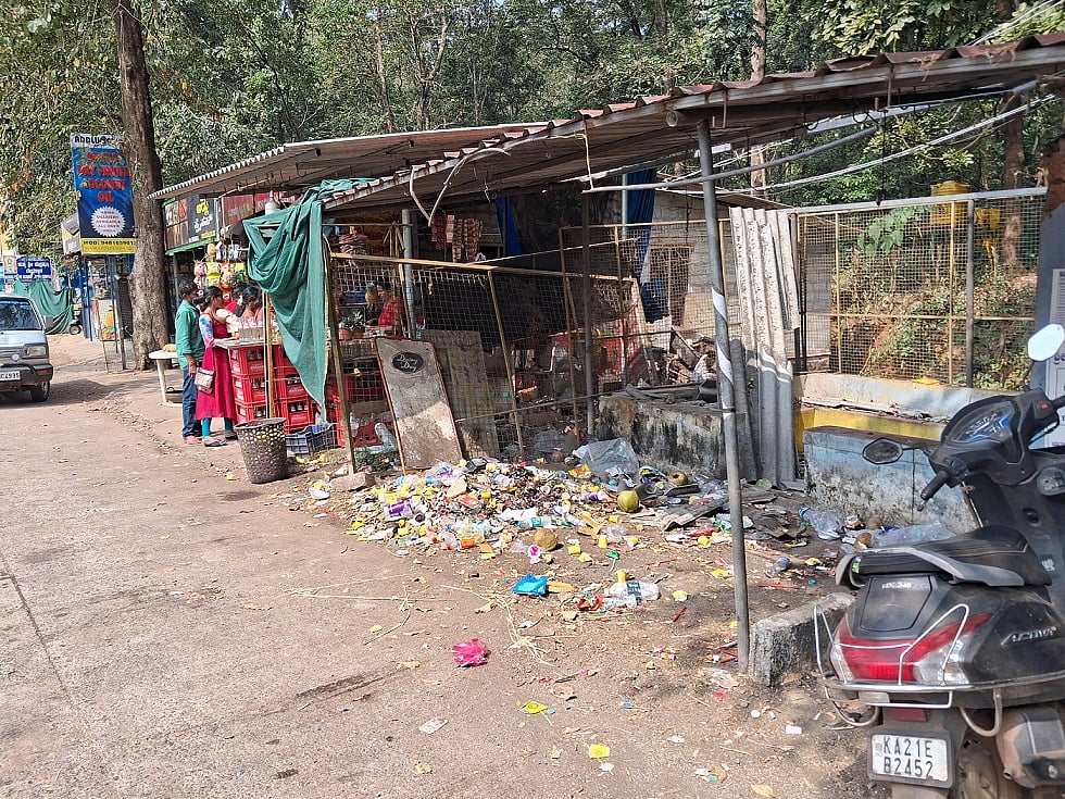 ಕಸದ ತೊಟ್ಟಿಯಾದ ಗುಂಡ್ಯ ತಂಗುದಾಣ: ಜೀವಭಯದಲ್ಲಿ ಬಸ್‌ ಕಾಯುವ ಪ್ರವಾಸಿಗರು