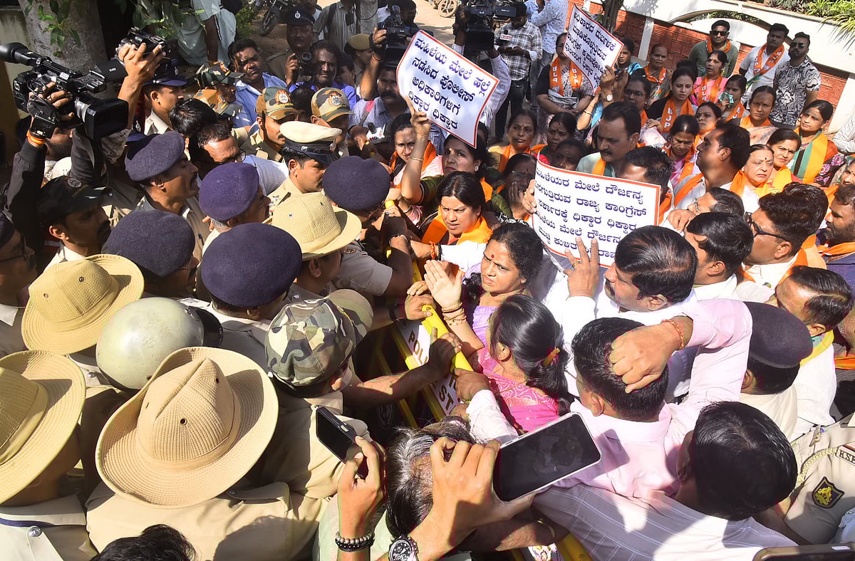 ಮಹಿಳೆ ವಿವಸ್ತ್ರ ಪ್ರಕರಣ: ಸುಜಾತಾ ಹಂಡಿ ಕುಟುಂಬಸ್ಥರ ವಿಚಾರಣೆ