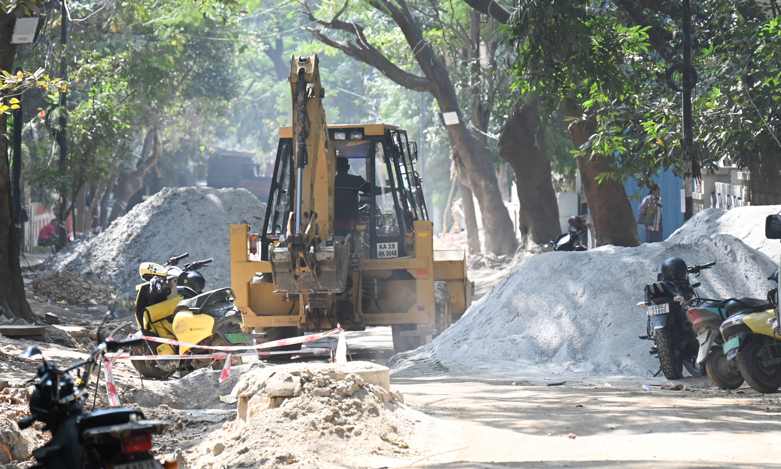ಮಲ್ಲೇಶ್ವರದ ಎಂಟನೇ ಮುಖ್ಯರಸ್ತೆಯ 13ನೇ ಕ್ರಾಸ್‌ನ ರಸ್ತೆಯಲ್ಲಿ ಎಂಸ್ಯಾಂಡ್‌ ರಾಶಿ ಹಾಕಲಾಗಿದೆ 
ಪ್ರಜಾವಾಣಿ ಚಿತ್ರ: ಕಿಶೋರ್ ಕುಮಾರ್ ಬೋಳಾರ್
