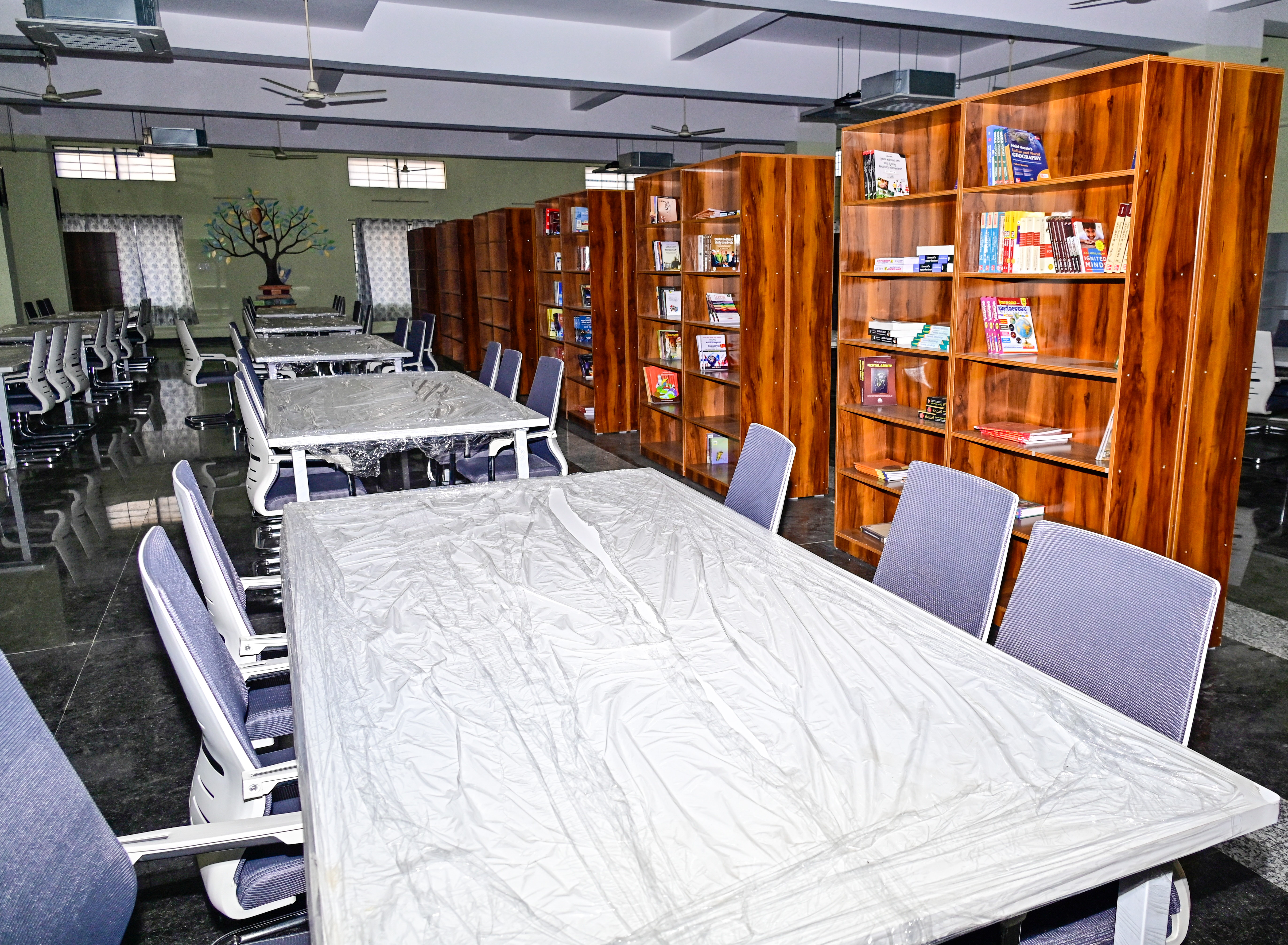 ‘ಪ್ರಭುದ್ಧ ಅಕಾಡೆಮಿ’ ಸ್ಪರ್ಧಾತ್ಮಕ ಪರೀಕ್ಷಾಪೂರ್ವ ತರಬೇತಿ ಕೇಂದ್ರದಲ್ಲಿರುವ ಗ್ರಂಥಾಲಯ