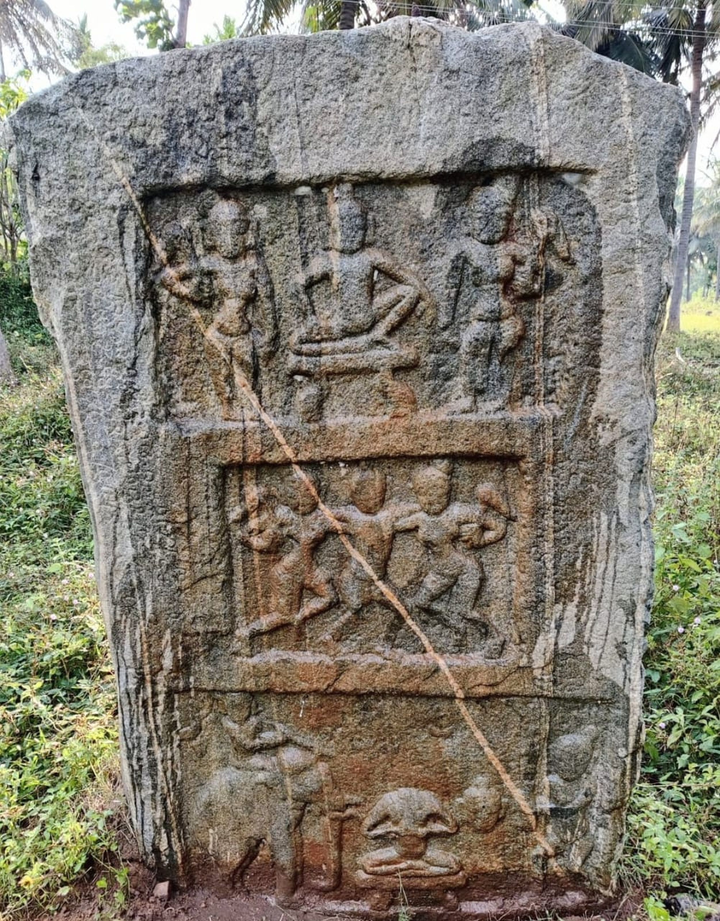 ಕೃಷ್ಣರಾಜಪೇಟೆಯ ಬೇಡದಹಳ್ಳಿಯಲ್ಲಿ ಪತ್ತೆಯಾದ ಗಂಗರ ಕಾಲದ ವೀರಗಲ್ಲು ಶಾಸನ
