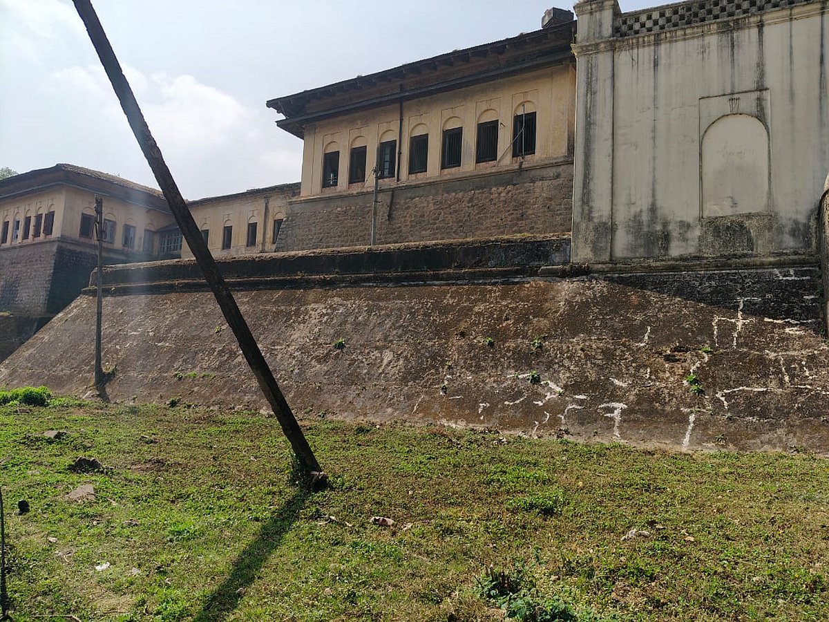 ವರದಿ ಪರಿಣಾಮ: ಸ್ವಚ್ಛಗೊಂಡಿತು ಕೋಟೆ ಆವರಣ