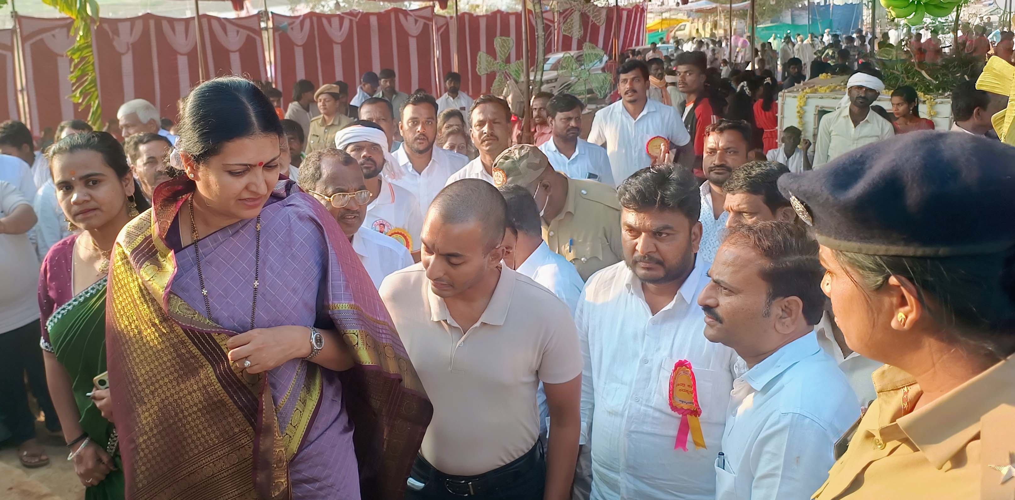 ಜಗಳೂರು ತಾಲ್ಲೂಕಿನ ಚಿಕ್ಕಮ್ಮನಹಟ್ಟಿ ಗ್ರಾಮದಲ್ಲಿ ಬುಧವಾರ ಸಂಸದೆ ಡಾ. ಪ್ರಭಾ ಮಲ್ಲಿಕಾರ್ಜುನ್  ದುರ್ಗಾಂಭಿಕ ದೇವಿಯ ದರ್ಶನ ಪಡೆದರು. ಈ ಸಂದರ್ಭದಲ್ಲಿ ಅವರ ಪುತ್ರ ಸಮರ್ಥ್ ಹಾಗೂ ಡಾ. ಟಿ.ಜಿ. ರವಿಕುಮಾರ್ ಇದ್ದರು.