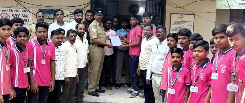 ಕಾರಟಗಿ: ಶಾಲೆ ಬಳಿ ರಸ್ತೆ ಉಬ್ಬು ಹಾಕಲು ನ್ಯಾಷನಲ್ ಸ್ಕೂಲ್‌ ವಿದ್ಯಾರ್ಥಿಗಳ ಆಗ್ರಹ