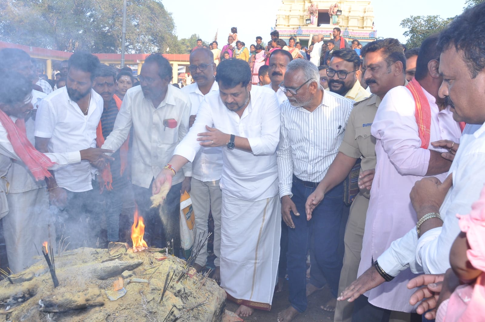 ಕೊಳ್ಳೇಗಾಲ ಚಿಕ್ಕಲ್ಲೂರು ದೇವಸ್ಥಾನಕ್ಕೆ ಆಗಮಿಸಿದ ಸಂಸದ ಸುನಿಲ್ ಬೋಸ್ ದೇವರಿಗೆ ಧೂಪ ಹಾಕಿದರು