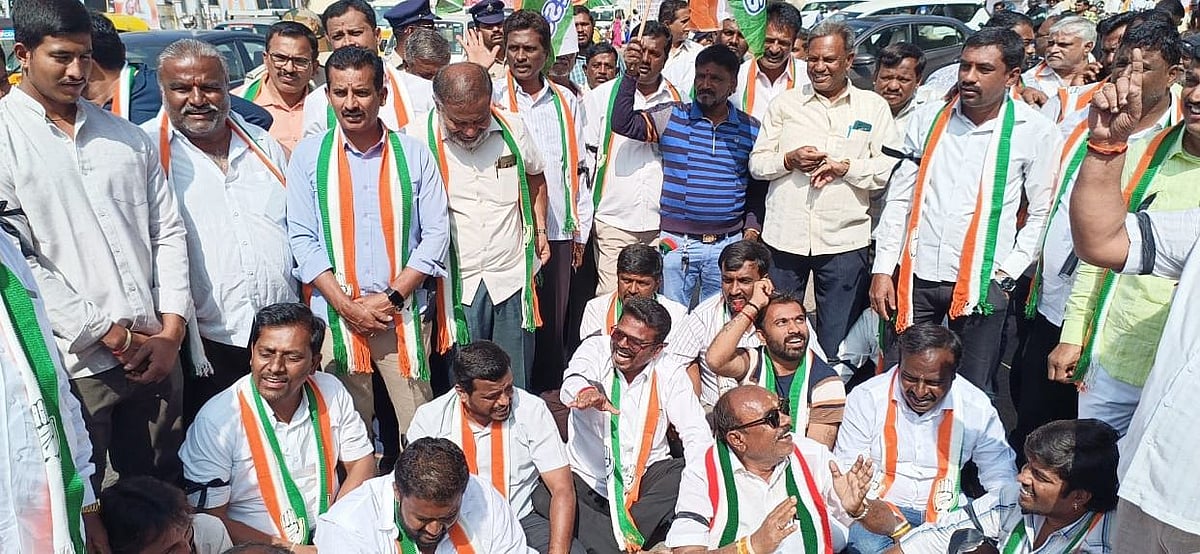 ದೊಡ್ಡಬಳ್ಳಾಪುರ | ಶಿಷ್ಟಾಚಾರ ಉಲ್ಲಂಘನೆ ಆರೋಪ: ಕಾಂಗ್ರೆಸ್‌ ಪ್ರತಿಭಟನೆ