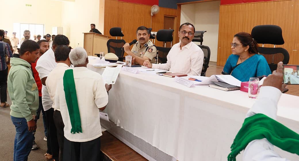 ದೇವನಹಳ್ಳಿ | ಗಣಿ ಧೂಳಲ್ಲಿ ಬೆಳೆ ಮಾತ್ರವಲ್ಲ, ನಮ್ಮ ಬದುಕೂ ನಾಶವಾಗ್ತಿದೆ: ರೈತರು