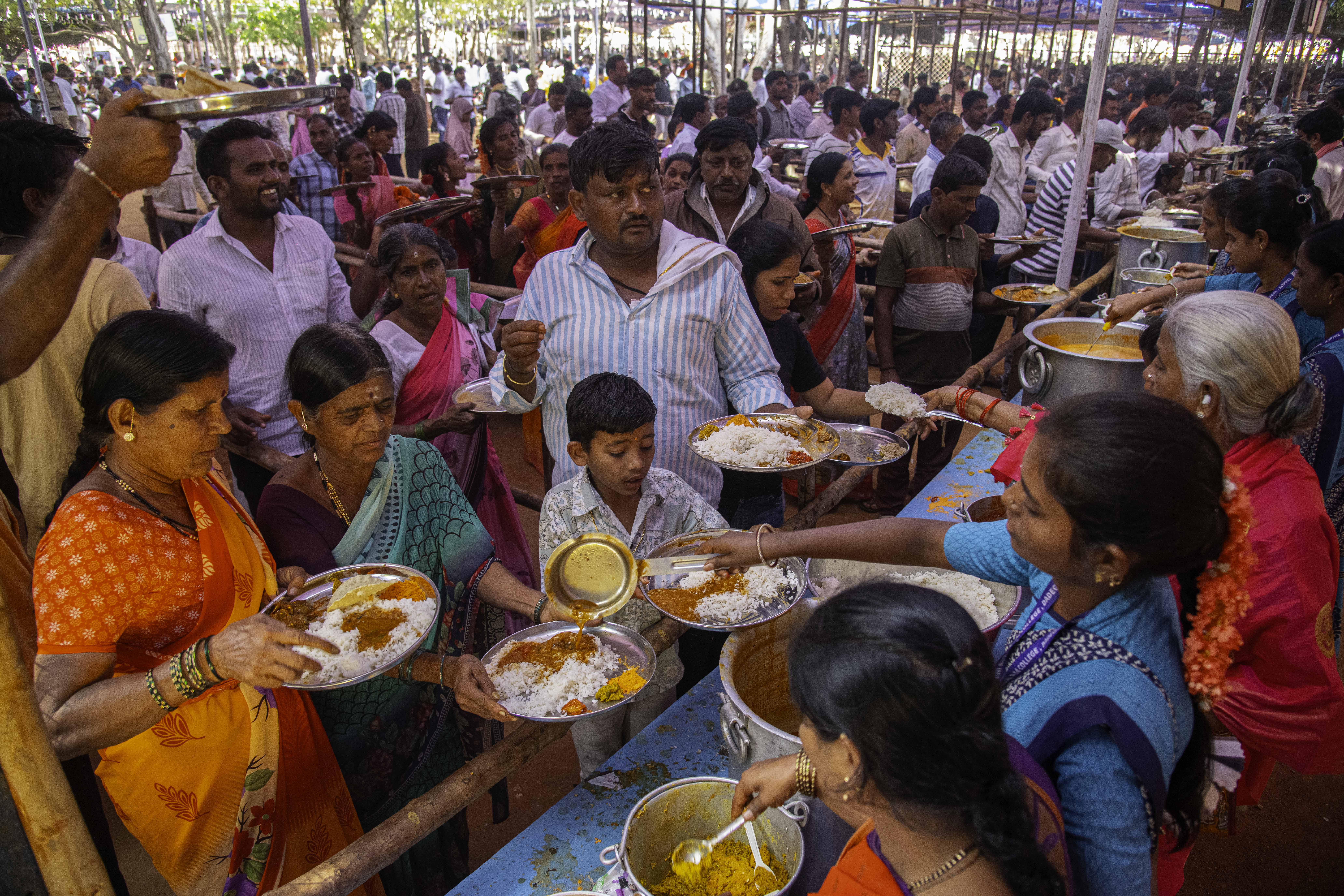 ದಾಸೋಹದಲ್ಲಿ ಸೇರಿದ್ದ ಜನ