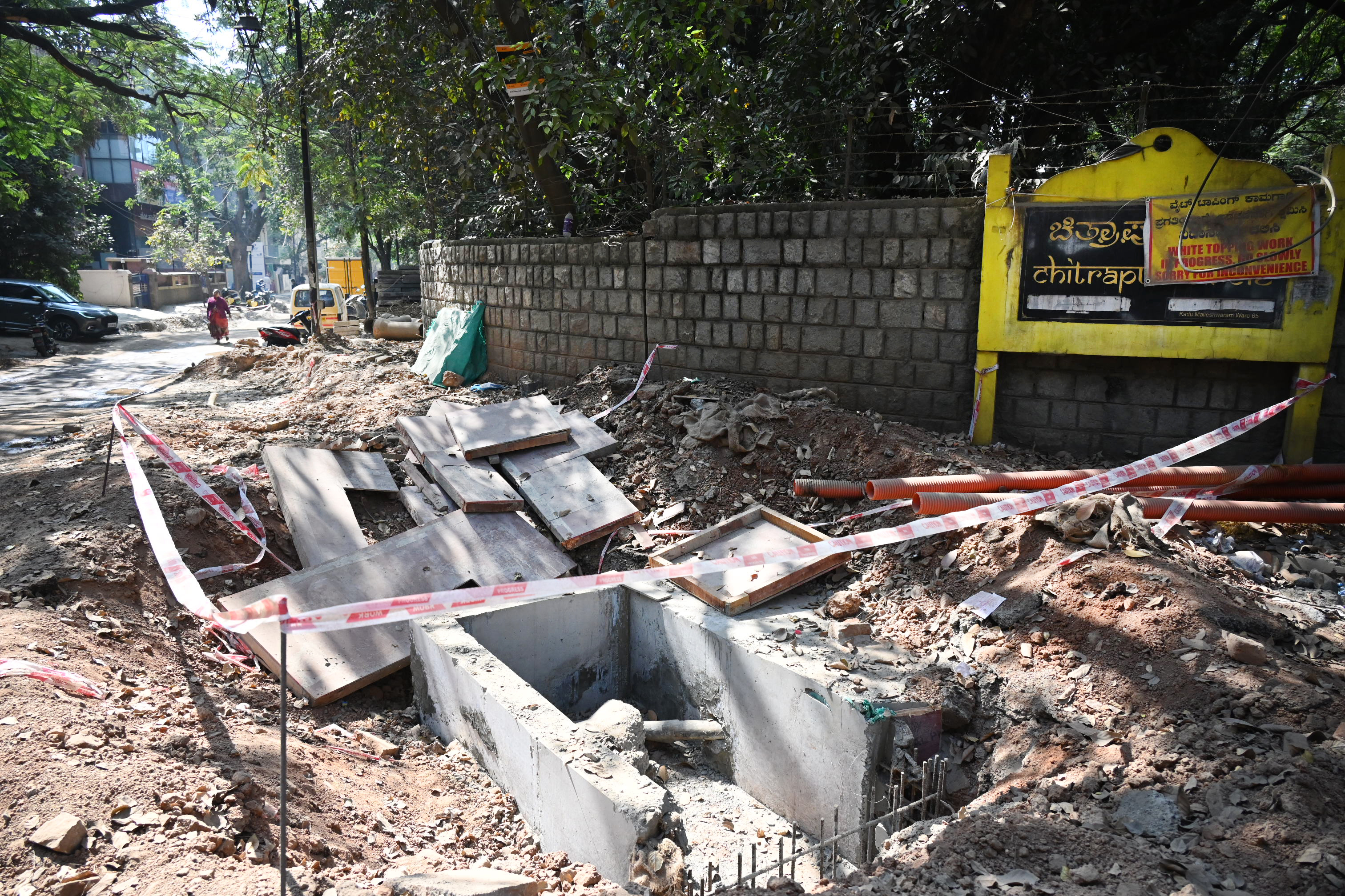 ಚಿತ್ರಾಪುರ ವೃತ್ತದ ಬಳಿಯ ಪಾದಚಾರಿ ಮಾರ್ಗವನ್ನು ಅಗೆದು ಹಾಕಲಾಗಿದೆ
ಪ್ರಜಾವಾಣಿ ಚಿತ್ರ: ಕಿಶೋರ್ ಕುಮಾರ್ ಬೋಳಾರ್