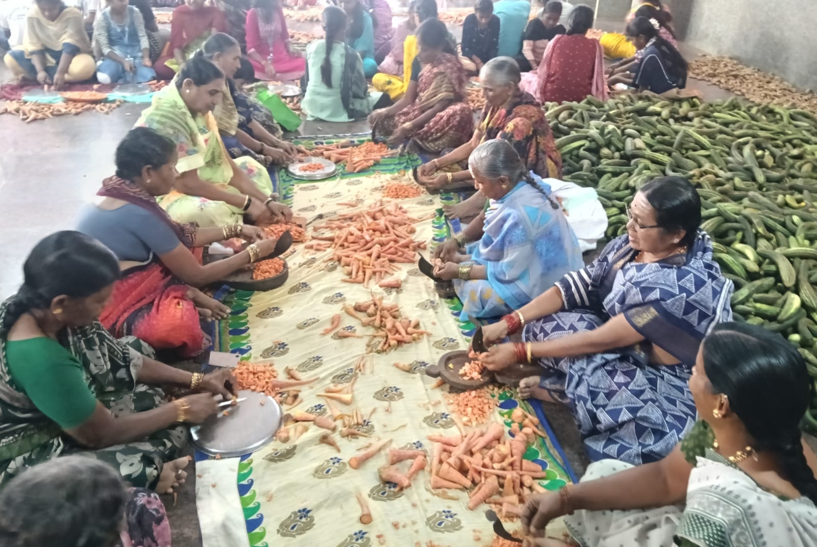 ನರಗುಂದ ತಾಲ್ಲೂಕಿನ ಶಿರೋಳದ ತೋಂಟದಾರ್ಯ ಮಠದ ಜಾತ್ರೆಗೆ ಪ್ರಸಾದ ತಯಾರಿಗೆ ತರಕಾರಿ ಕತ್ತರಿಸುತ್ತಿರುವ ಮಹಿಳೆಯರು