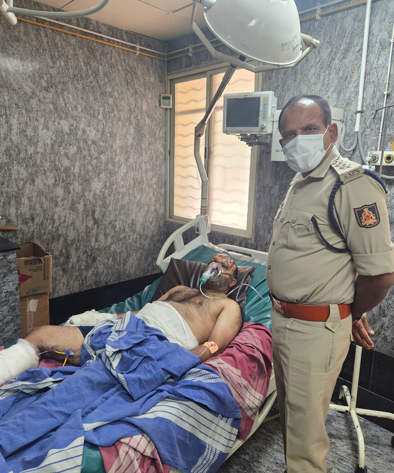 ಅಣ್ಣನ ಮನೆಗೆ ಬೆಂಕಿ ಇಡಲು ಹೋಗಿ ಸುಟ್ಟ ಗಾಯಗಳಿಂದ ಹೊಸಕೋಟೆ ಆಸ್ಪತ್ರೆಯಲ್ಲಿ ಚಿಕಿತ್ಸೆ ಪಡೆಯುತ್ತಿರು ಮುನಿರಾಜು