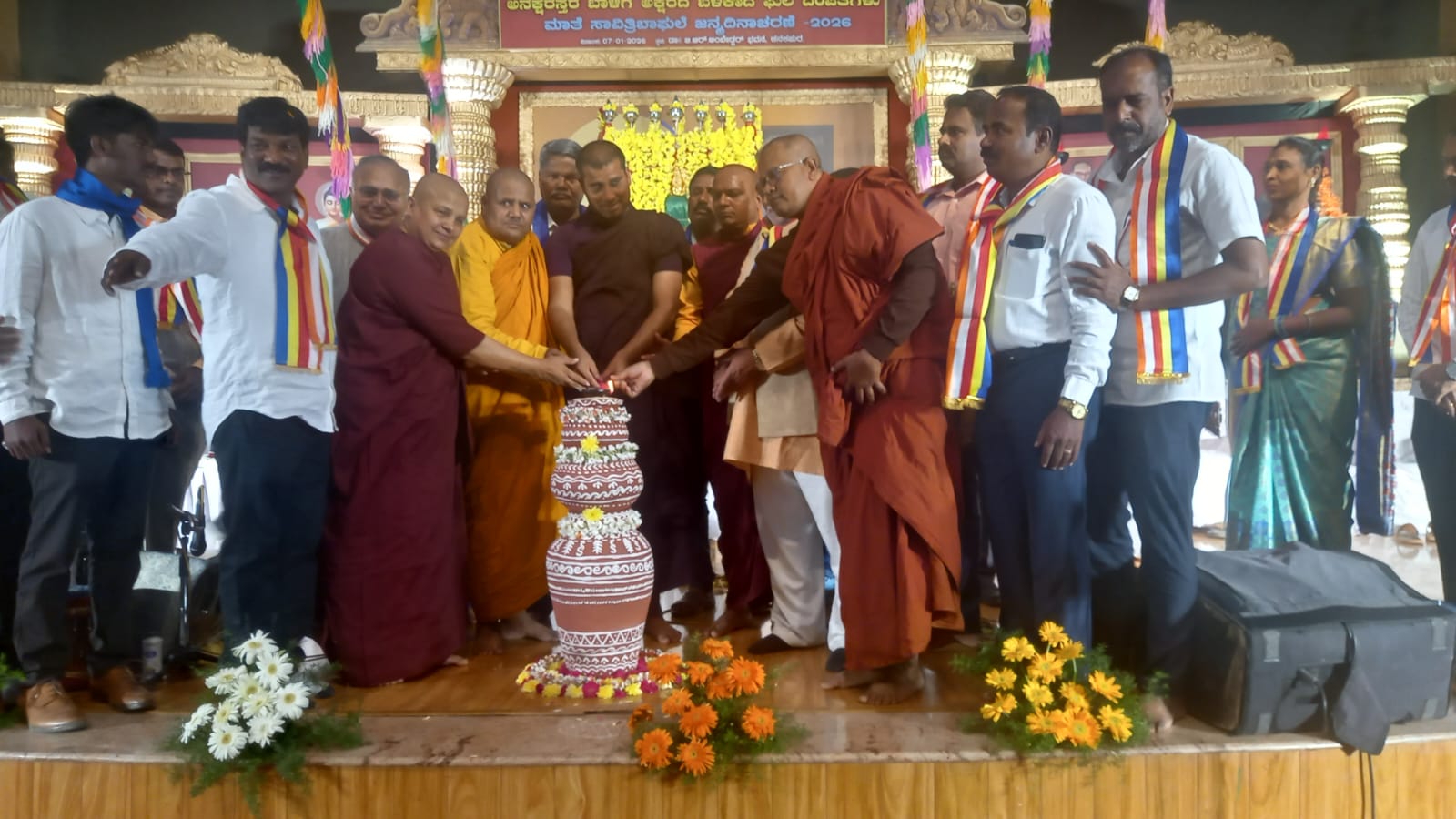 ವೇದಿಕೆ ಕಾರ್ಯಕ್ರಮವನ್ನು ಬಂತೇಜಿಯವರು ಉದ್ಘಾಟಿಸಿದರು