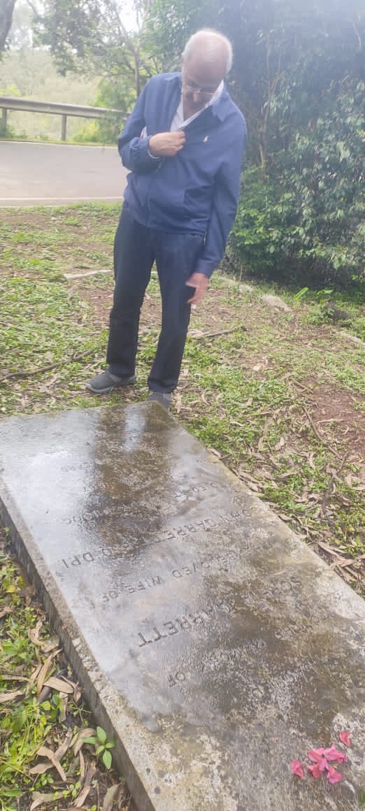 ನಂದಿಬೆಟ್ಟದಲ್ಲಿರುವ ಸೋಫಿಯಾ ಗ್ಯಾರೆಟ್ ಅವರ ಸಮಾಧಿ ಮೇಲಿನ ಬರಹ ಓದುತ್ತಿರುವ ಅವರ ಸಂಬಂಧಿಕರು 