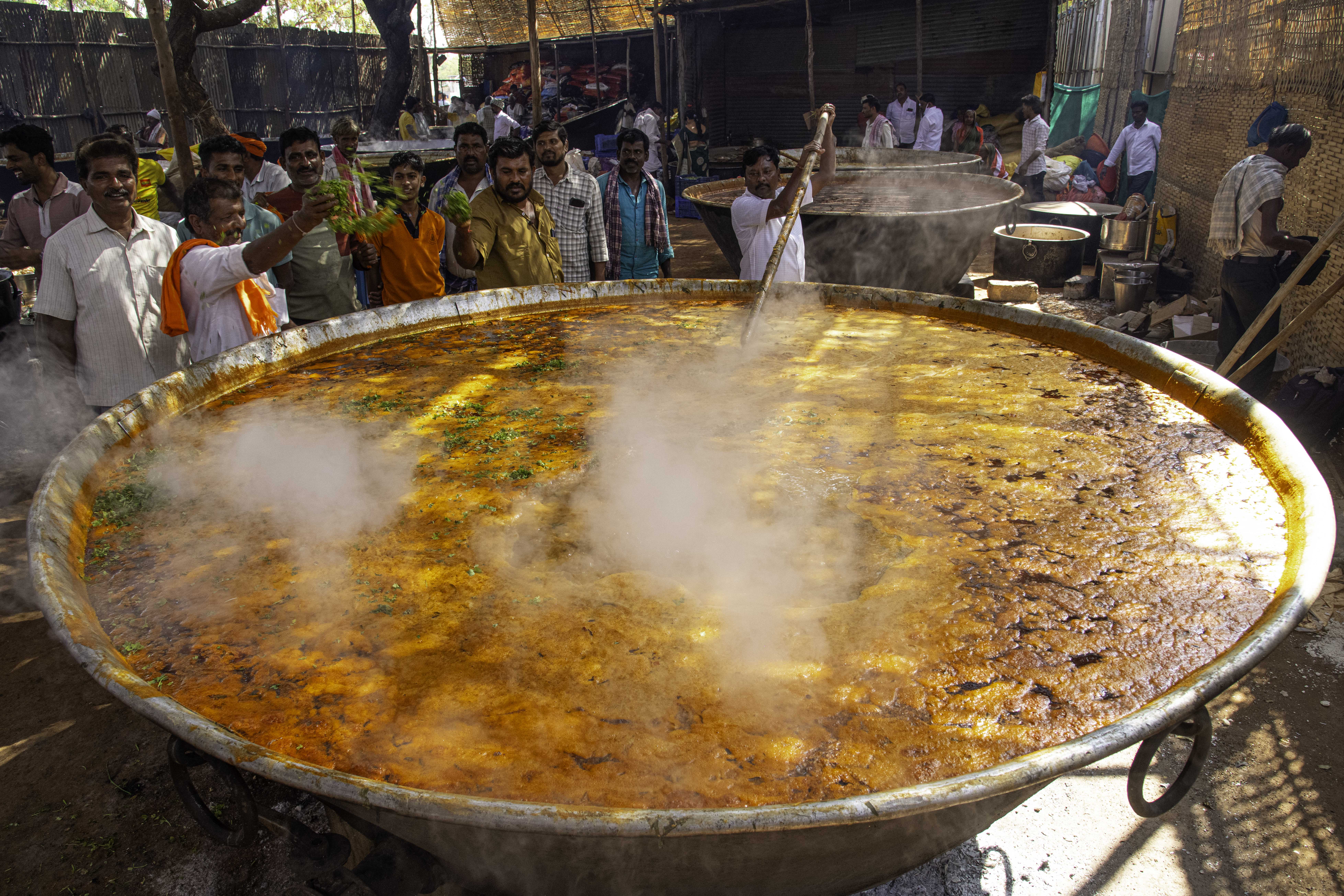 ಭಕ್ತರಿಗೆ ತಯಾರಿಸಲಾಗಿದ್ದ ಸಾಂಬಾರಿಗೆ ಕೊಪ್ಪರಿಕೆ