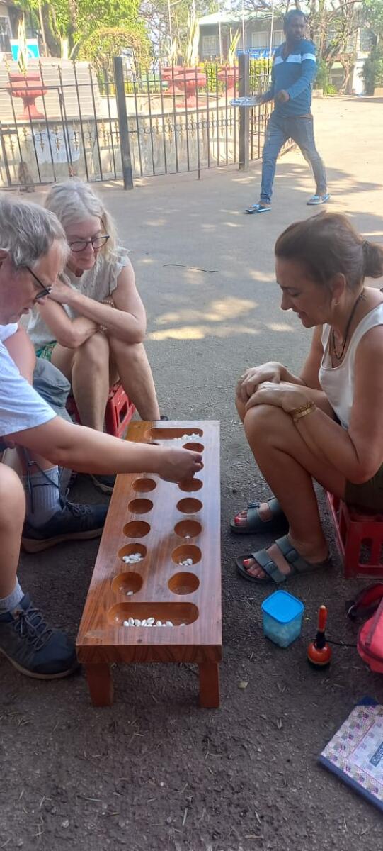 ನಂದಿಬೆಟ್ಟದಲ್ಲಿ ಅಳಗುಳಿ ಮನೆ ಆಟದಲ್ಲಿ ತೊಡಗಿರುವ ವಿದೇಶಿಯರು