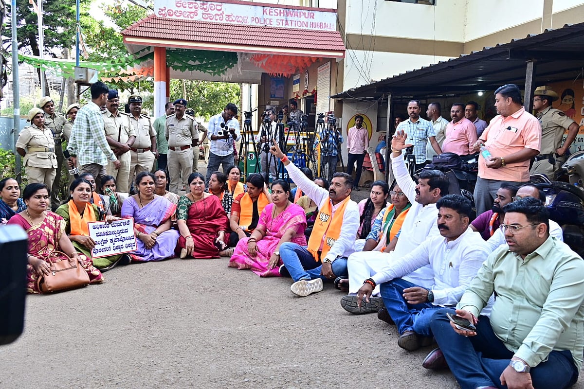 ಮಹಿಳೆ ವಿವಸ್ತ್ರಗೊಳಿಸಿದ ಆರೋಪ: ಇನ್‌ಸ್ಪೆಕ್ಟರ್–ಸಿಬ್ಬಂದಿ ಅಮಾನತಿಗೆ ಆಗ್ರಹ