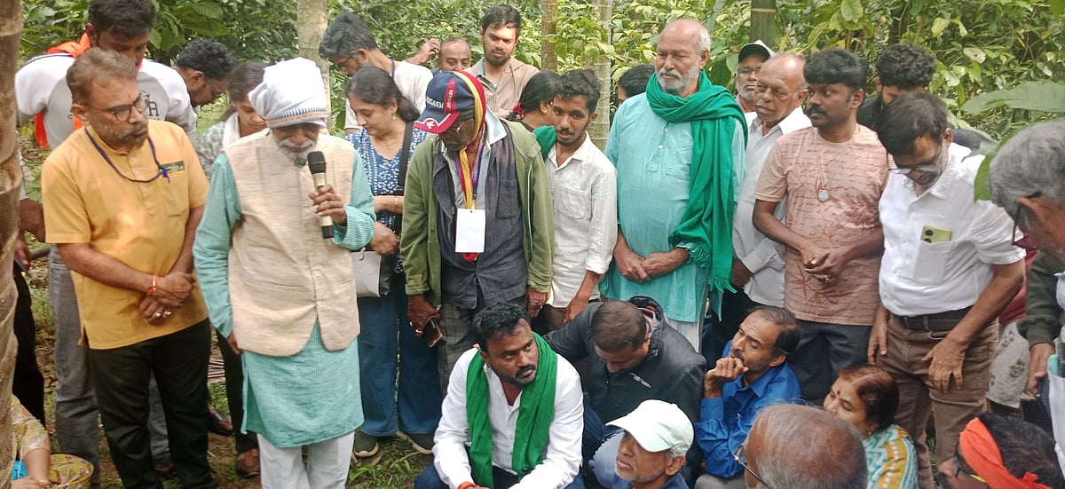 ಹಳೇಬೀಡು | ತೋಟದಲ್ಲಿ ನೈಸರ್ಗಿಕ ಕೃಷಿ ಪಾಠ; 400ಕ್ಕೂ ಅಧಿಕ ರೈತರು ಭಾಗಿ