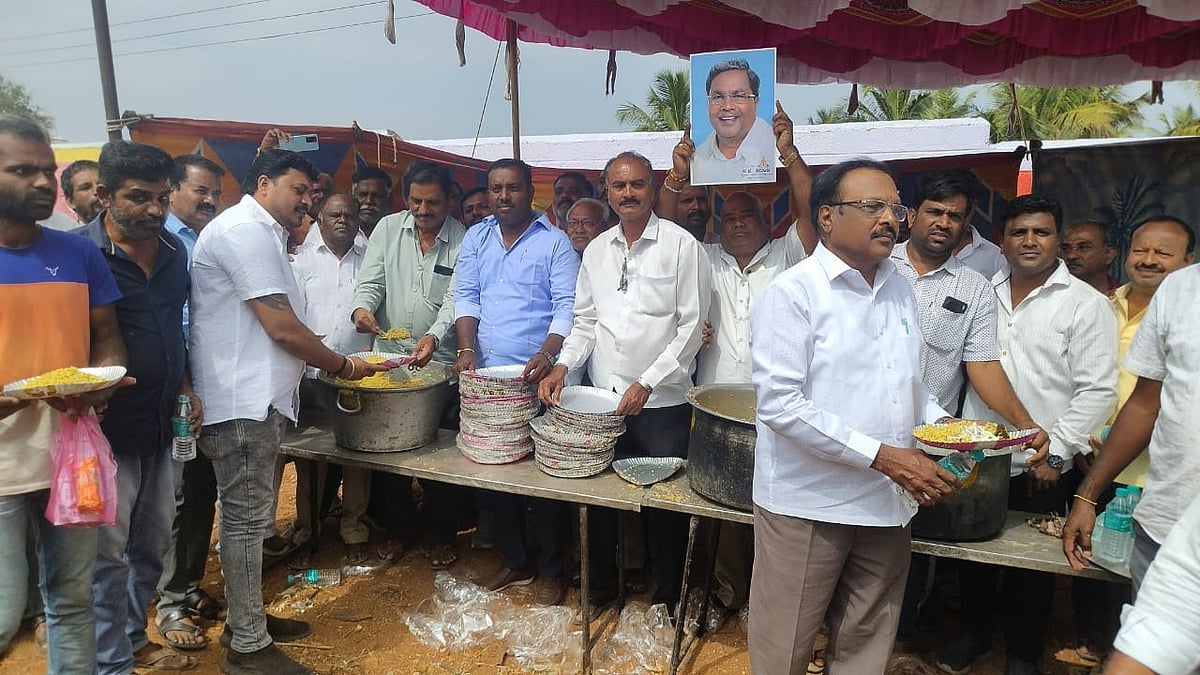 ದೀರ್ಘಾವಧಿ ಸಿಎಂ ಆಗಿ ಸಿದ್ದರಾಮಯ್ಯ ದಾಖಲೆ: ನಾಟಿ ಕೋಳಿ ಬಿರಿಯಾನಿ ವಿತರಣೆ