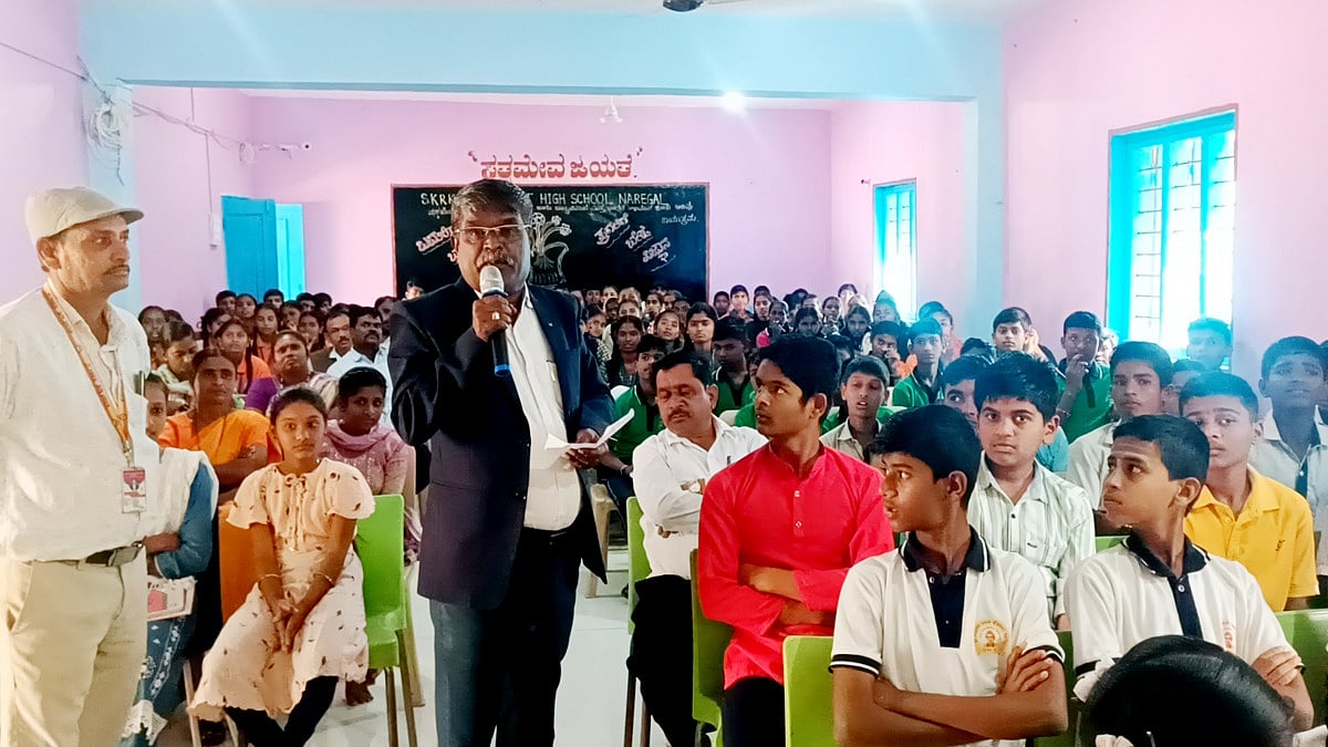 ನರೇಗಲ್ | ಶಾಲೆ ಪಕ್ಕದಲ್ಲೇ ಮದ್ಯದಂಗಡಿ; ನಿತ್ಯ ಕಿರಿಕಿರಿ: ವಿದ್ಯಾರ್ಥಿನಿ ಅಳಲು