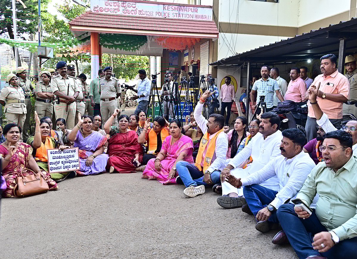 ಹುಬ್ಬಳ್ಳಿ: ಪೊಲೀಸರಿಂದ ದೌರ್ಜನ್ಯ ಆರೋಪ, ಆಕ್ರೋಶ