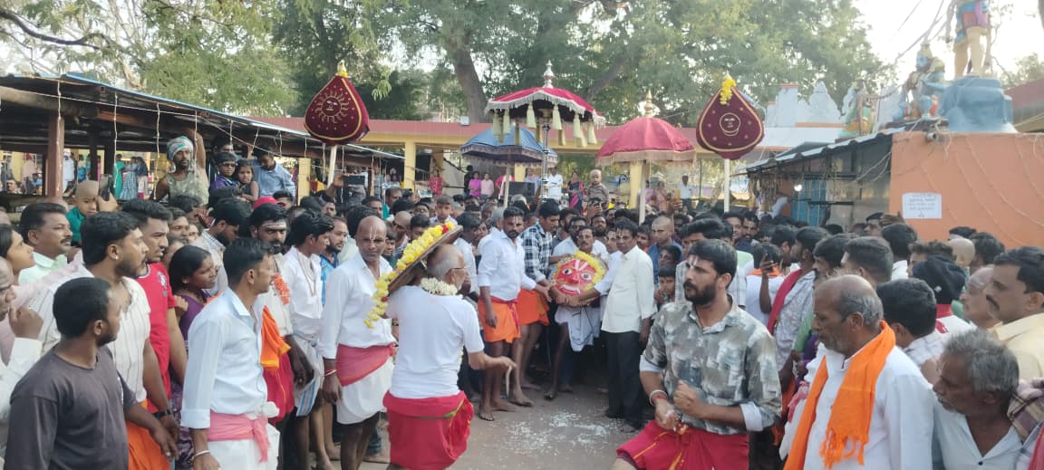 ಕೊಳ್ಳೇಗಾಲ ತಾಲ್ಲೂಕಿನ ಚಿಕ್ಕಲ್ಲೂರು ಸಿದ್ದಪ್ಪಾಜಿ ಜಾತ್ರೆಯ 5ನೇ ದಿನವಾದ ಬುಧವಾರ ಮುತ್ತತ್ತಿರಾಯನ ಸೇವೆಯೊಂದಿಗೆ ತೆರೆ ಬಿದ್ದಿತು