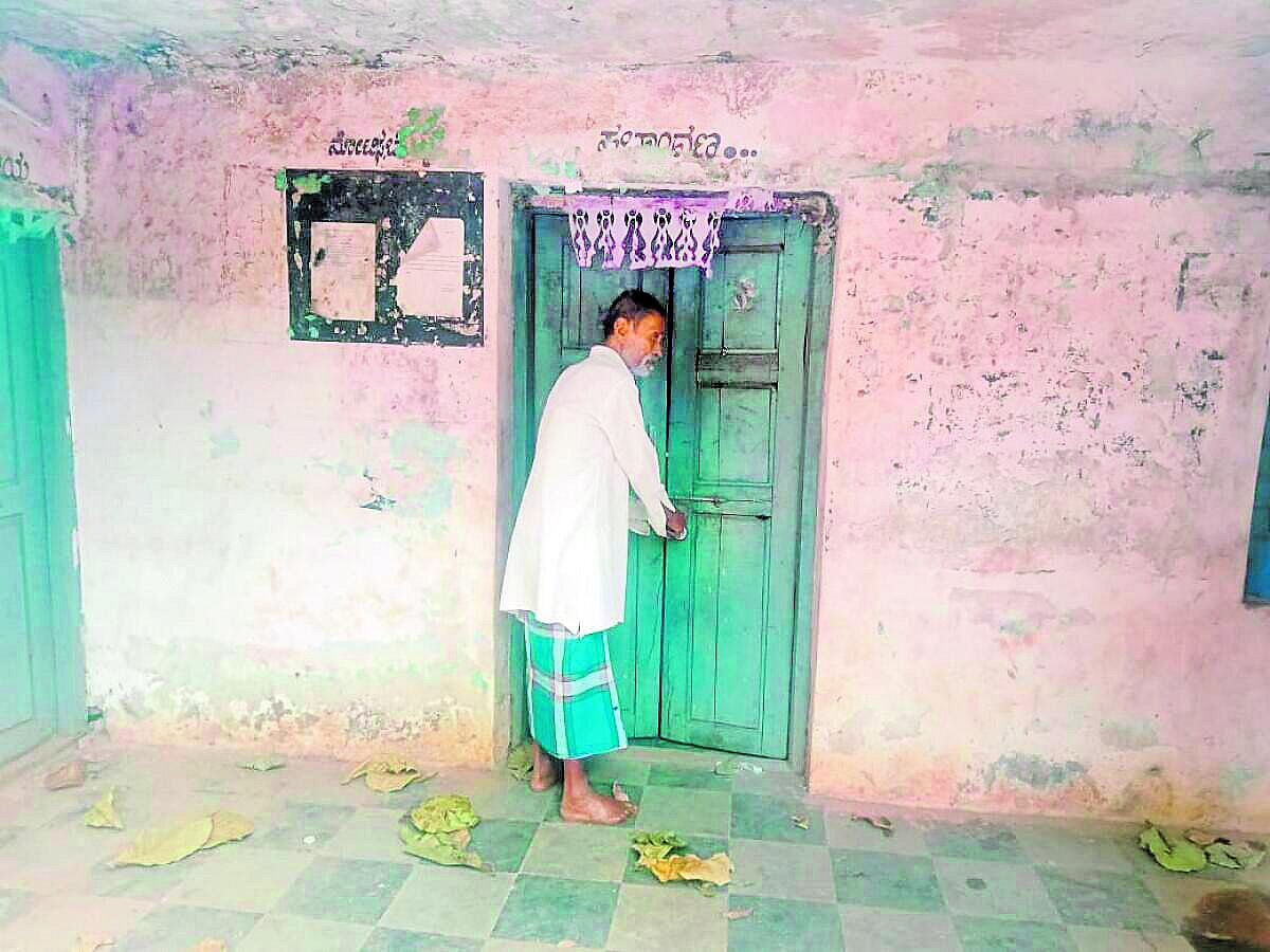 ಹಟ್ಟಿ ಚಿನ್ನದ ಗಣಿ| ಈಡೇರದ ಭರವಸೆ: ಗ್ರಾ.ಪಂ ಕಟ್ಟಡಕ್ಕೆ ಬೀಗ