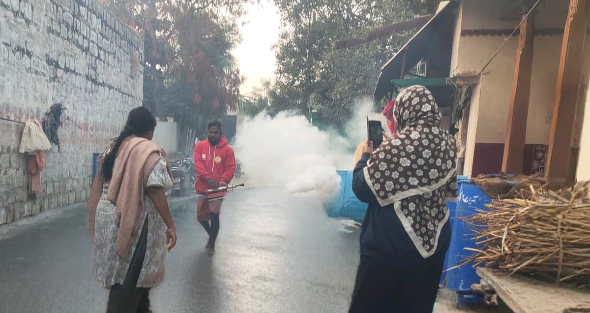 ತೆಕ್ಕಲಕೋಟೆ | ಡೆಂಗಿ ದೃಢ: ಪಟ್ಟಣದಲ್ಲಿ ಫಾಗಿಂಗ್