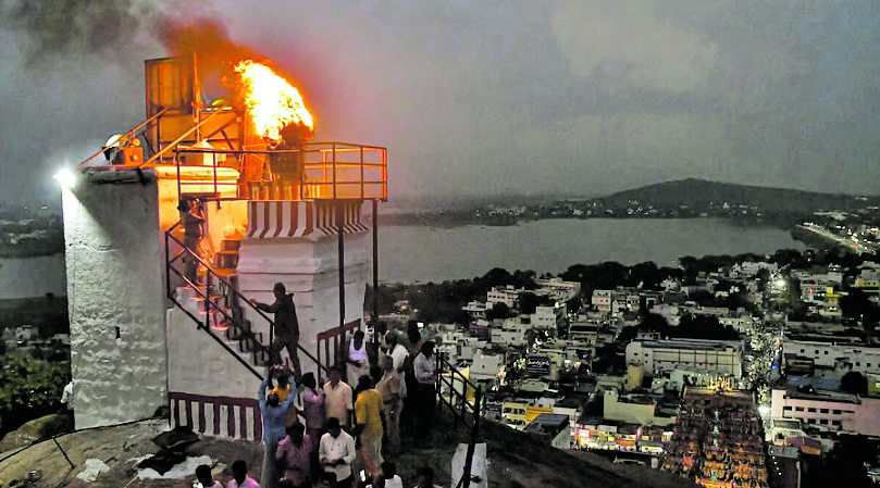 ಬೆಟ್ಟದ ದಾರಿ ಮಧ್ಯೆಯಲ್ಲಿರುವ ಗಣೇಶ ದೇವಾಲಯದ ಬಳಿ ಇರುವ ದೀಪ ಮಂಟ‍‍ಪದಲ್ಲಿ ಕಾರ್ತಿಕ ಉತ್ಸವದ ಸಮಯದಲ್ಲಿ ದೀಪ ಬೆಳಗಿಸುವ ಸಂಪ್ರದಾಯ ಚಾಲ್ತಿಯಲ್ಲಿದೆ –ಪಿಟಿಐ ಸಂಗ್ರಹ ಚಿತ್ರ