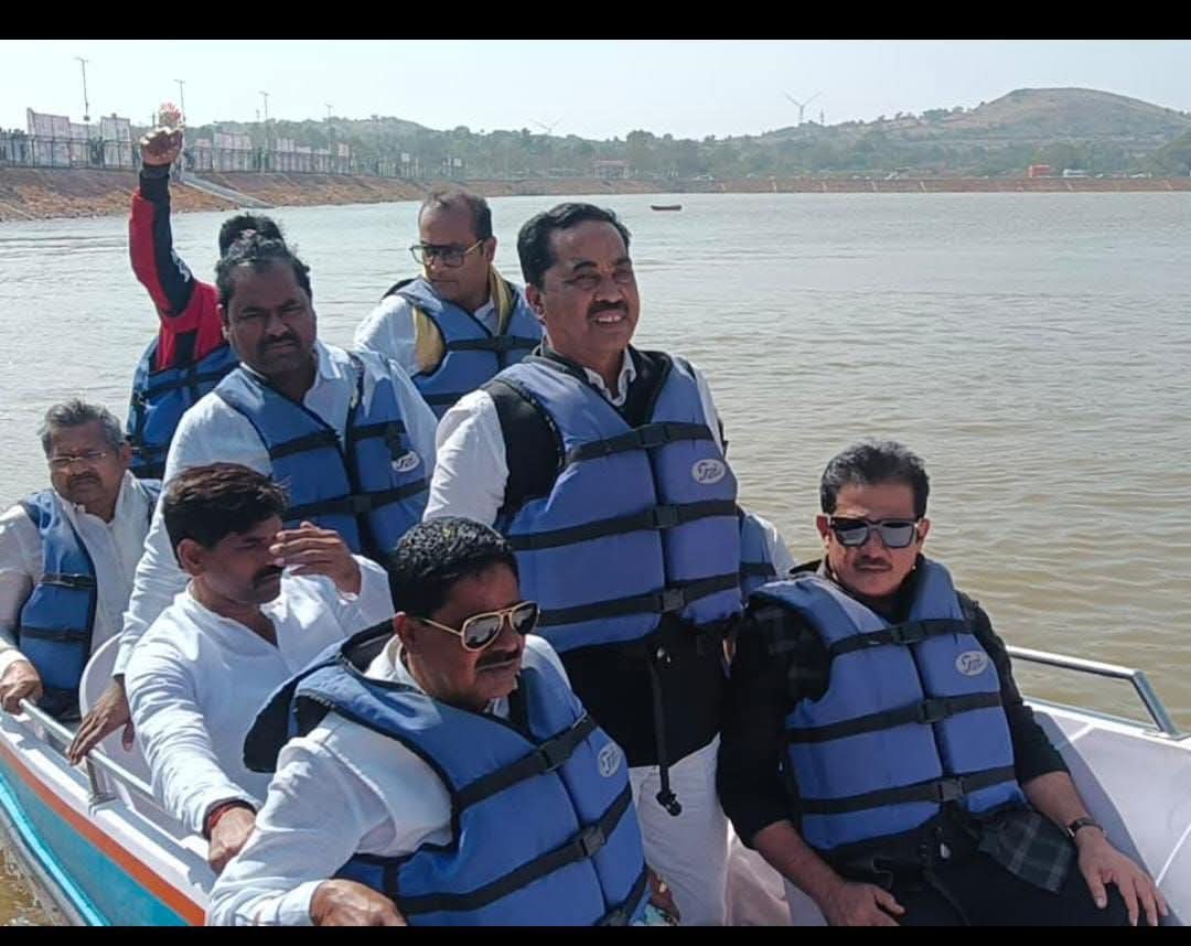 ಜಾತ್ರೆಯಲ್ಲಿ ಸಚಿವ ಶಾಸಕರ ದೋಣಿ ವಿಹಾರ