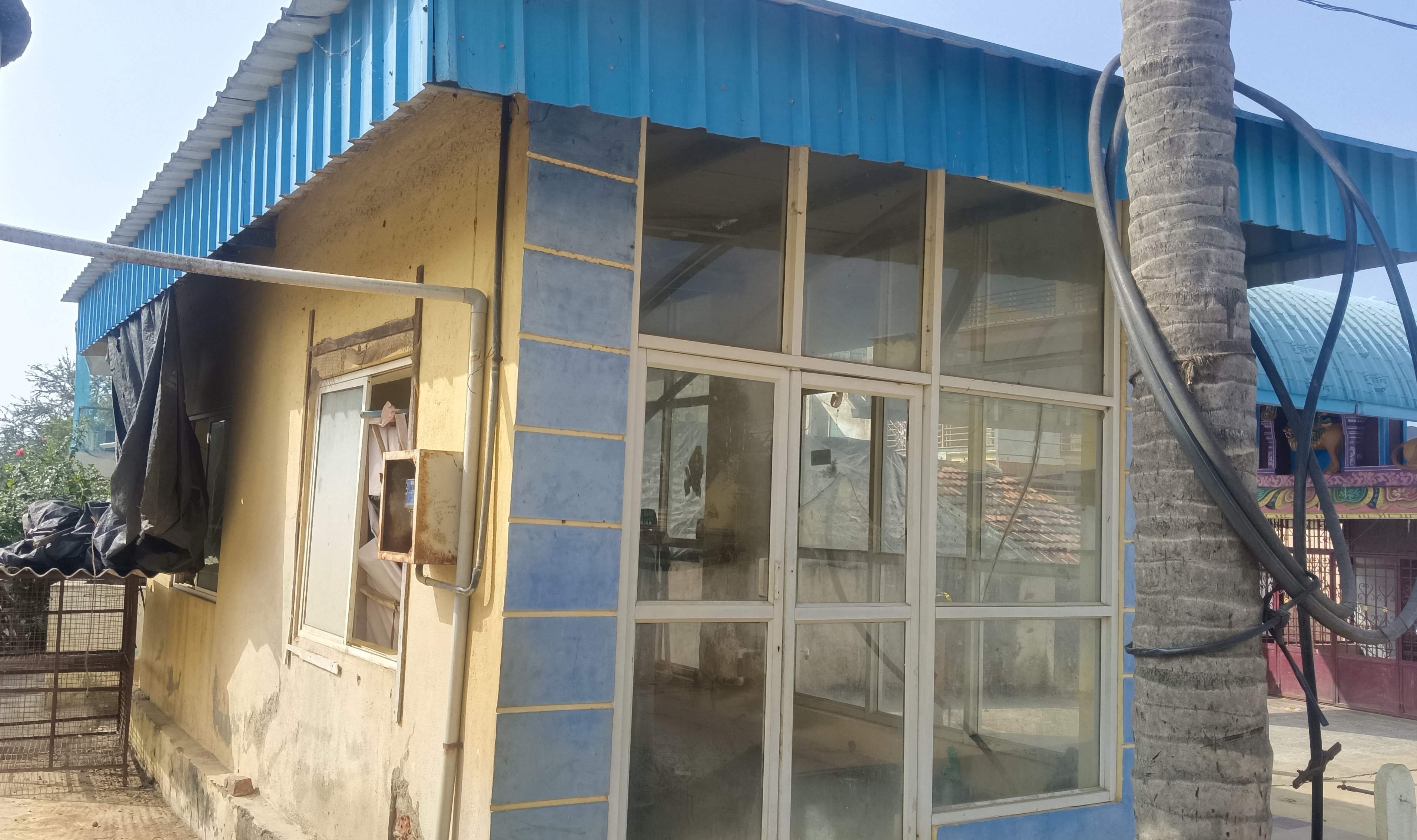 ದೊಡ್ಡಕಾರಿ ಗ್ರಾಮದಲ್ಲಿ ಶುದ್ಧ ಕುಡಿಯುವ ನೀರಿನ ಘಟಕದ ಗಾಜು ಹೊಡೆದು ಬಿದ್ದಿರುವುದು.