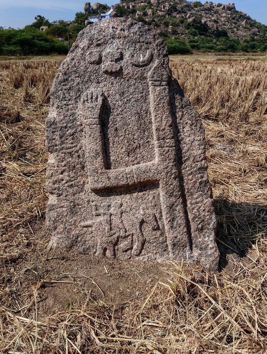 ಸುರಪುರ: 17ನೇ ಶತಮಾನದ ಅಪರೂಪದ ವೀರಗಲ್ಲು, ಮಾಸ್ತಿಗಲ್ಲು ಪತ್ತೆ