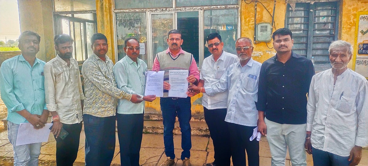 ಹುಲಸೂರ | ಗ್ರಾಮ ಲೆಕ್ಕಾಧಿಕಾರಿಯಿಂದ ಹಣದ ಬೇಡಿಕೆ: ಆರೋಪ