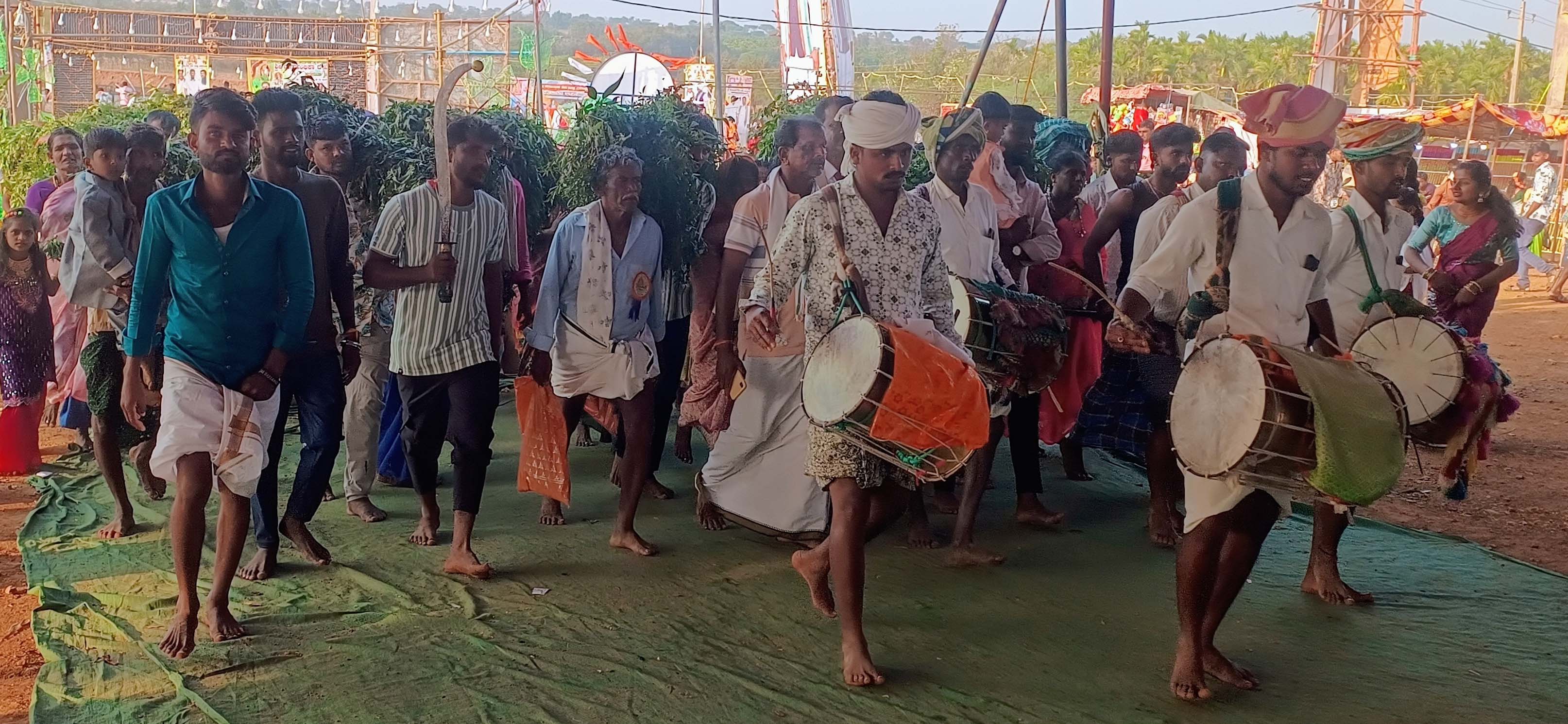 ಜಗಳೂರು ತಾಲ್ಲೂಕಿನ ಚಿಕ್ಕಮ್ಮನಹಟ್ಟಿ ಗ್ರಾಮದಲ್ಲಿ ಬುಧವಾರ ದುರ್ಗಾಂಭಿಕಾ ದೇವಿಯ ಜಾತ್ರೆಯಲ್ಲಿ ಭಕ್ತರು ದೇವಿಗೆ ಮೀಸಲು ಅರ್ಪಿಸಿದರು