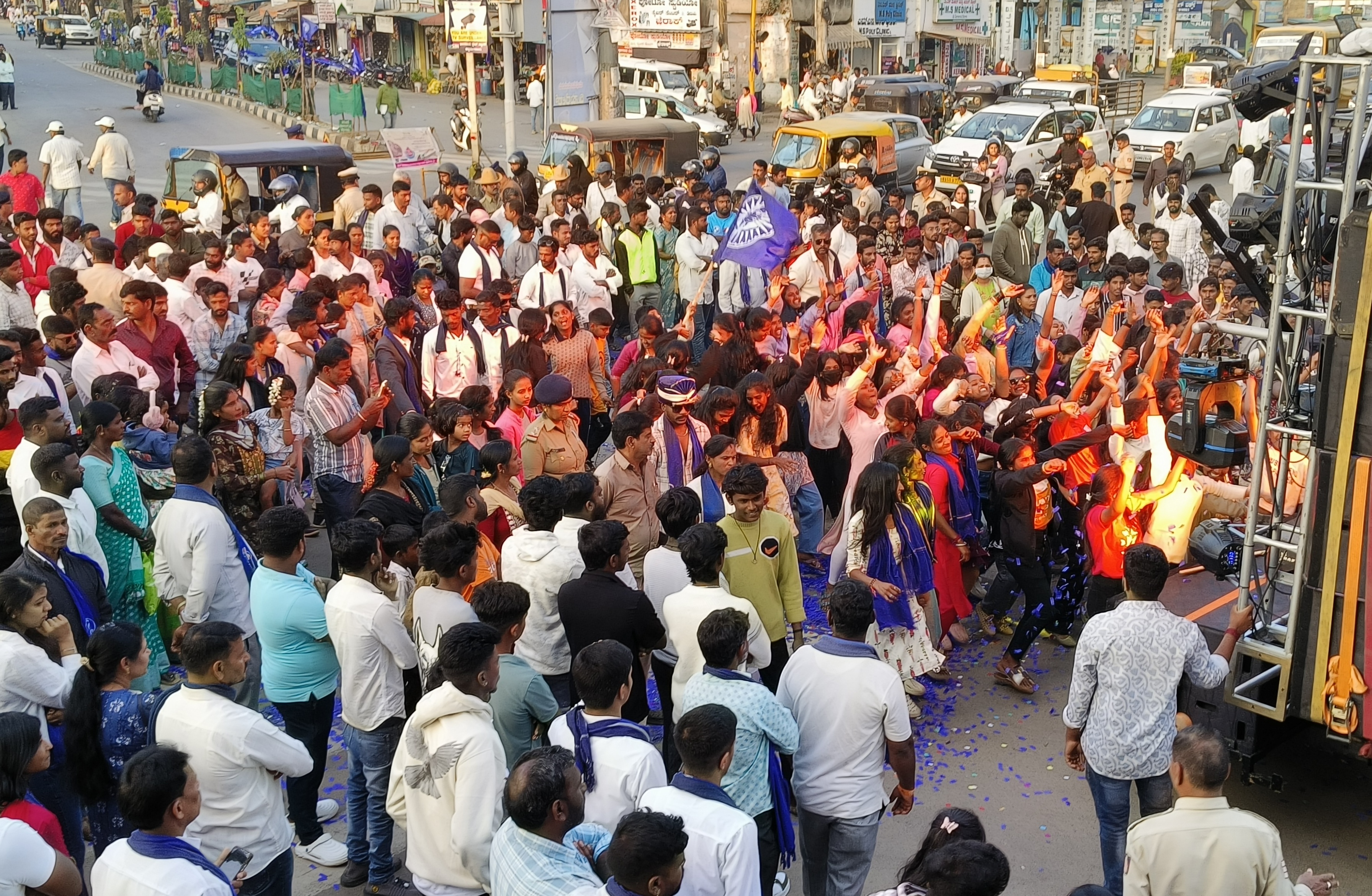 ಮೆರವಣಿಗೆಯಲ್ಲಿ ಡಿ.ಜೆ ಸದ್ದಿಗೆ ಮಹಿಳೆಯರು ಕುಣಿದು ಕುಪ್ಪಳಿಸಿದರು
