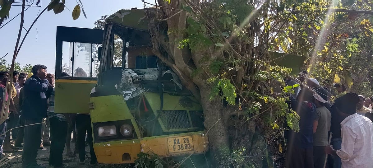 ಹಳಿಯಾಳ| ಮರಕ್ಕೆ ಡಿಕ್ಕಿ ಹೊಡೆದ ಬಸ್‌; 34 ವಿದ್ಯಾರ್ಥಿಗಳಿಗೆ ಗಾಯ