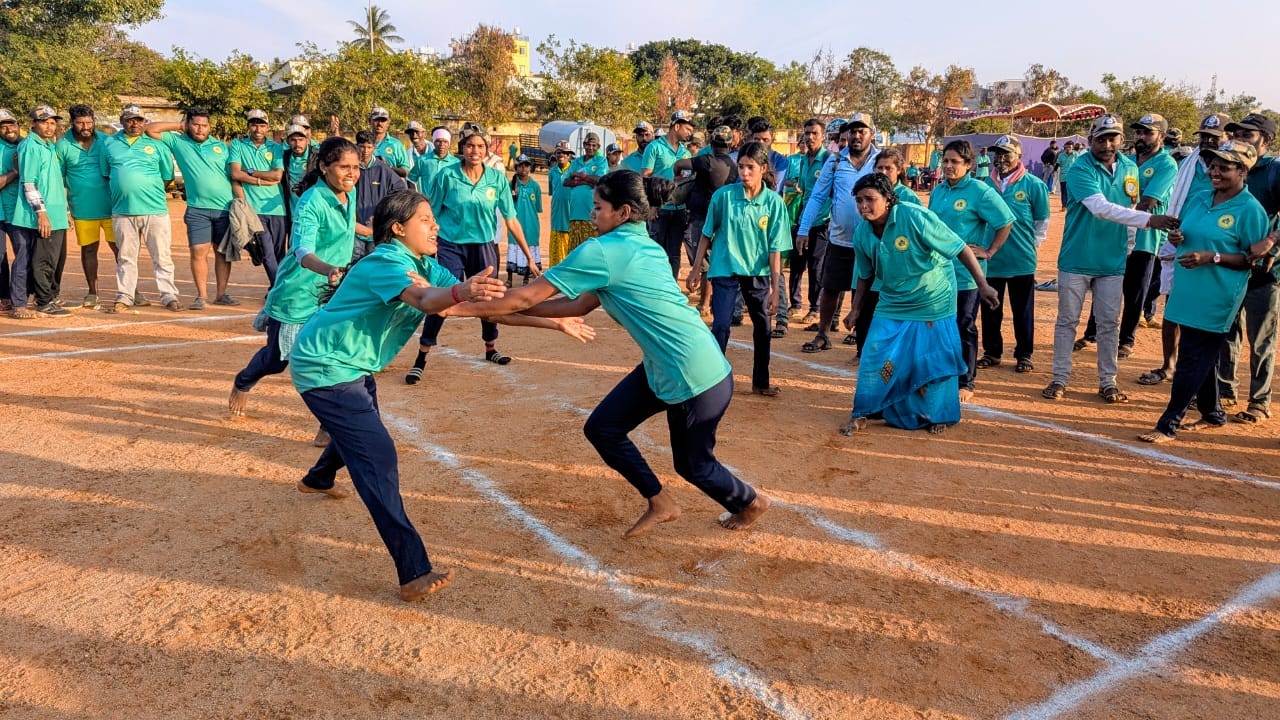 ಚಾಮರಾಜನಗರದ ಡಾ.ಬಿ.ಆರ್.ಅಂಬೇಡ್ಕರ್ ಜಿಲ್ಲಾ ಕ್ರೀಡಾಂಗಣದಲ್ಲಿ ಗುರುವಾರ ಆರಂಭವಾದ ಜಿಲ್ಲಾಮಟ್ಟದ ಅತಿ ಹಿಂದುಳಿದ ಅರಣ್ಯಾಧಾರಿತ ಬುಡಕಟ್ಟು ಜನಾಂಗದ ಕ್ರೀಡಾ ಹಾಗೂ ಸಾಂಸ್ಕೃತಿಕ ಸ್ಪರ್ಧೆಯನ್ನು ಕ್ರೀಡಾಕೂಟದಲ್ಲಿ ಭಾಗವಹಿಸಿದ್ದ ಆದಿವಾಸಿ ಸಮುದಾಯದ ಬಾಲಕಿಯರು