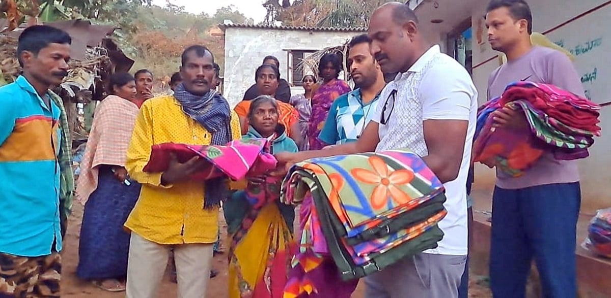 ಶ್ರೀರಂಗಪಟ್ಟಣ| ಕೊರೆಯುವ ಚಳಿ: ನಿರಾಶ್ರಿತರಿಗೆ ಕಂಬಳಿ, ಬಟ್ಟೆ ವಿತರಣೆ