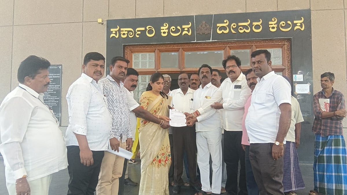 ಚಾಮರಾಜನಗರ | ಪರಿಶಿಷ್ಟರ ಸ್ಮಶಾನ ದಾರಿ ಬಂದ್‌: ತೆರವಿಗೆ ಒತ್ತಾಯಿಸಿ ಡಿಸಿಗೆ ಮನವಿ